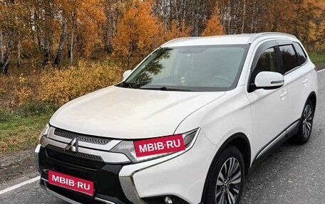 Mitsubishi Outlander III рестайлинг 3, 2019 год, 2 350 000 рублей, 1 фотография