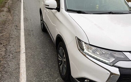 Mitsubishi Outlander III рестайлинг 3, 2019 год, 2 350 000 рублей, 6 фотография