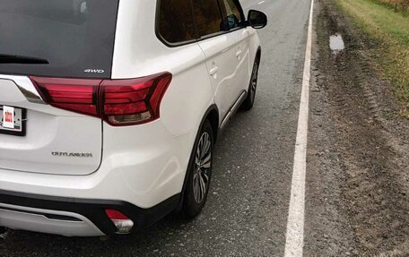 Mitsubishi Outlander III рестайлинг 3, 2019 год, 2 350 000 рублей, 8 фотография