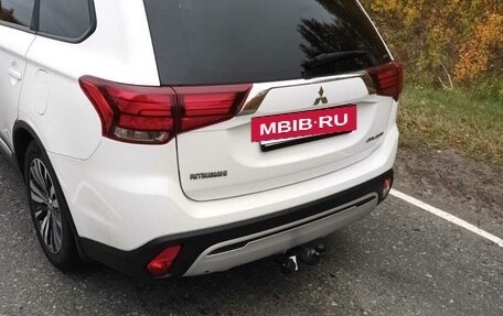 Mitsubishi Outlander III рестайлинг 3, 2019 год, 2 350 000 рублей, 10 фотография