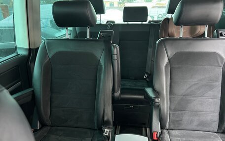 Volkswagen Multivan T6 рестайлинг, 2017 год, 4 000 000 рублей, 7 фотография