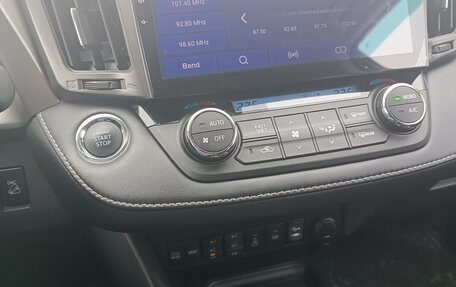 Toyota RAV4, 2017 год, 3 000 000 рублей, 5 фотография