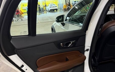 Volvo V60 Cross Country II, 2020 год, 3 800 000 рублей, 19 фотография