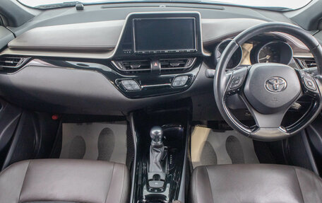 Toyota C-HR I рестайлинг, 2017 год, 2 499 000 рублей, 10 фотография