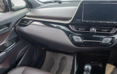 Toyota C-HR I рестайлинг, 2017 год, 2 499 000 рублей, 23 фотография