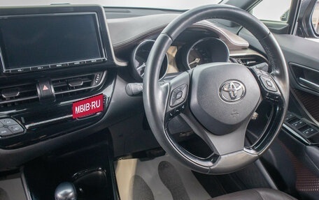 Toyota C-HR I рестайлинг, 2017 год, 2 499 000 рублей, 18 фотография