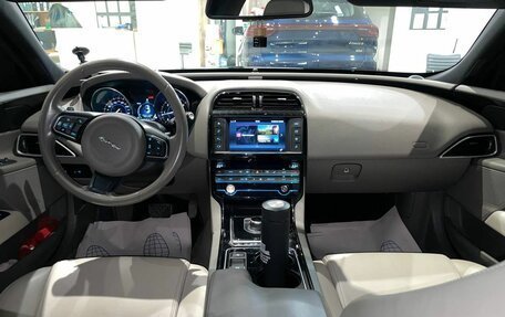 Jaguar XE I рестайлинг, 2016 год, 2 050 000 рублей, 9 фотография