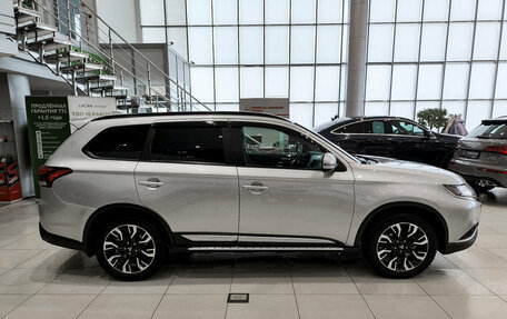 Mitsubishi Outlander III рестайлинг 3, 2022 год, 3 099 000 рублей, 4 фотография