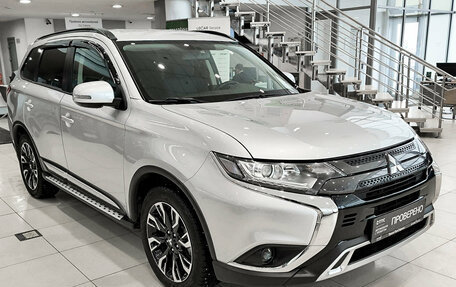 Mitsubishi Outlander III рестайлинг 3, 2022 год, 3 099 000 рублей, 3 фотография