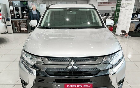 Mitsubishi Outlander III рестайлинг 3, 2022 год, 3 099 000 рублей, 2 фотография