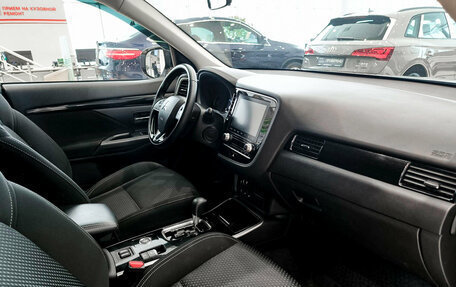 Mitsubishi Outlander III рестайлинг 3, 2022 год, 3 099 000 рублей, 11 фотография