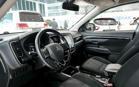 Mitsubishi Outlander III рестайлинг 3, 2022 год, 3 099 000 рублей, 16 фотография