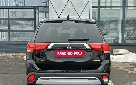 Mitsubishi Outlander III рестайлинг 3, 2018 год, 2 149 000 рублей, 6 фотография