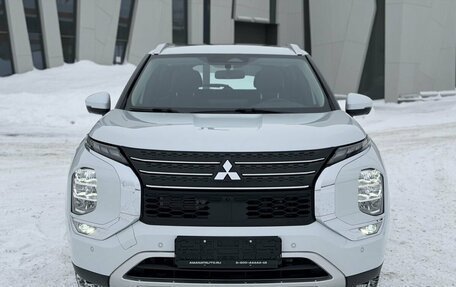 Mitsubishi Outlander, 2023 год, 3 900 000 рублей, 2 фотография