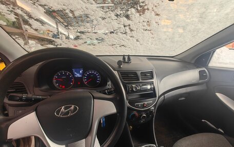 Hyundai Solaris II рестайлинг, 2011 год, 590 000 рублей, 6 фотография