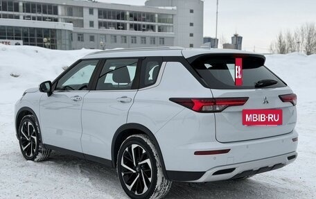 Mitsubishi Outlander, 2023 год, 3 900 000 рублей, 5 фотография