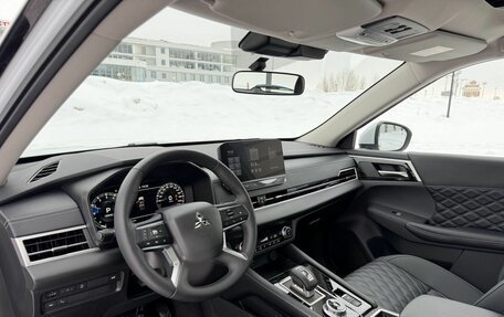 Mitsubishi Outlander, 2023 год, 3 900 000 рублей, 24 фотография