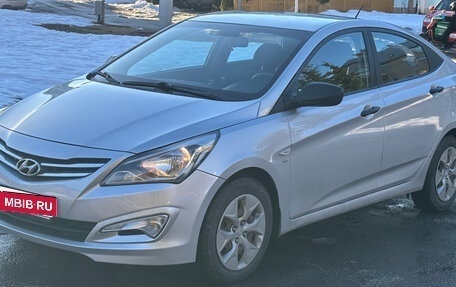 Hyundai Solaris II рестайлинг, 2015 год, 870 000 рублей, 1 фотография