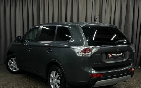 Mitsubishi Outlander III рестайлинг 3, 2014 год, 1 299 999 рублей, 3 фотография