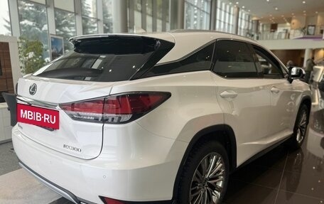 Lexus RX IV рестайлинг, 2021 год, 6 300 000 рублей, 4 фотография