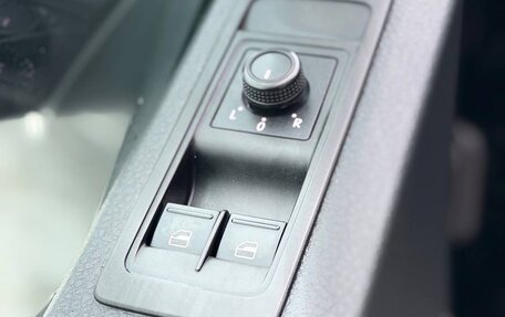 Volkswagen Caravelle T6 рестайлинг, 2018 год, 2 800 000 рублей, 18 фотография