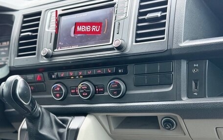 Volkswagen Caravelle T6 рестайлинг, 2018 год, 2 800 000 рублей, 20 фотография