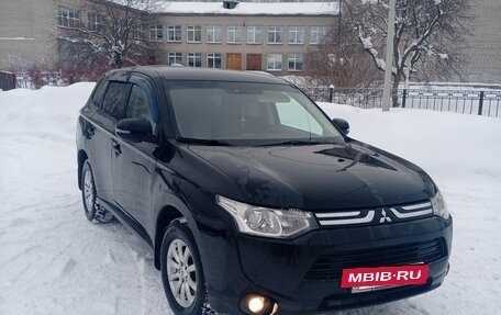 Mitsubishi Outlander III рестайлинг 3, 2013 год, 1 380 000 рублей, 10 фотография