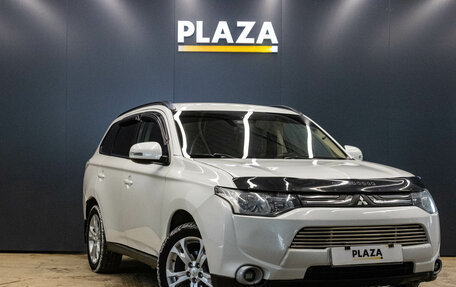 Mitsubishi Outlander III рестайлинг 3, 2014 год, 1 299 000 рублей, 2 фотография