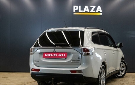 Mitsubishi Outlander III рестайлинг 3, 2014 год, 1 299 000 рублей, 3 фотография