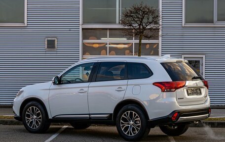 Mitsubishi Outlander III рестайлинг 3, 2017 год, 1 895 000 рублей, 4 фотография