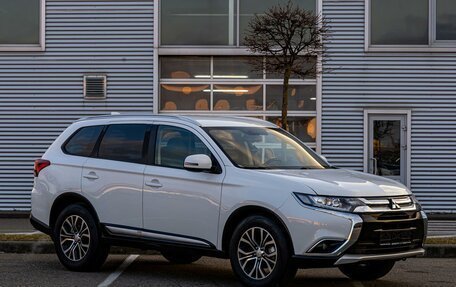 Mitsubishi Outlander III рестайлинг 3, 2017 год, 1 895 000 рублей, 3 фотография