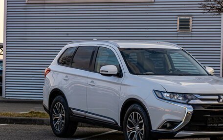 Mitsubishi Outlander III рестайлинг 3, 2017 год, 1 895 000 рублей, 7 фотография