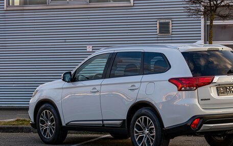 Mitsubishi Outlander III рестайлинг 3, 2017 год, 1 895 000 рублей, 9 фотография