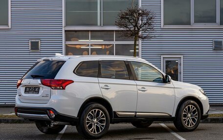 Mitsubishi Outlander III рестайлинг 3, 2017 год, 1 895 000 рублей, 6 фотография