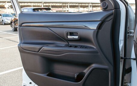 Mitsubishi Outlander III рестайлинг 3, 2017 год, 1 895 000 рублей, 12 фотография