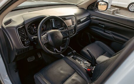 Mitsubishi Outlander III рестайлинг 3, 2017 год, 1 895 000 рублей, 13 фотография