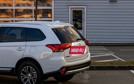 Mitsubishi Outlander III рестайлинг 3, 2017 год, 1 895 000 рублей, 10 фотография