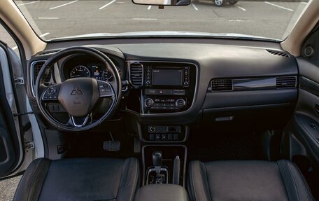 Mitsubishi Outlander III рестайлинг 3, 2017 год, 1 895 000 рублей, 16 фотография