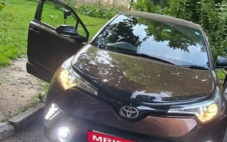 Toyota C-HR I рестайлинг, 2017 год, 1 800 000 рублей, 2 фотография