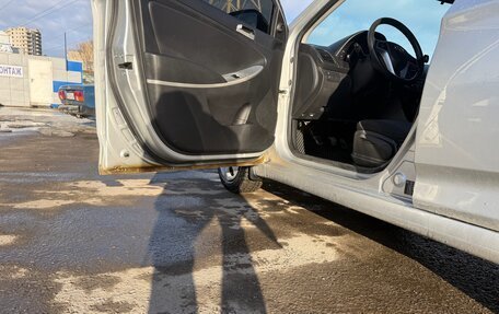 Hyundai Solaris II рестайлинг, 2011 год, 650 000 рублей, 9 фотография