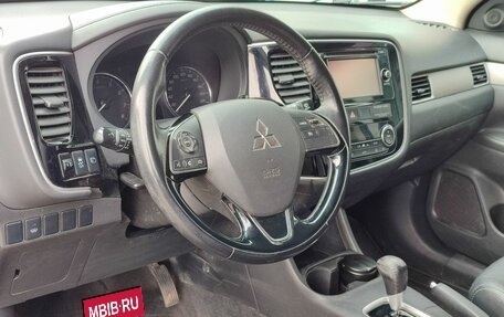 Mitsubishi Outlander III рестайлинг 3, 2015 год, 1 462 000 рублей, 14 фотография