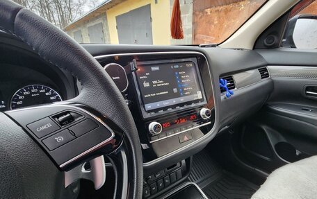 Mitsubishi Outlander III рестайлинг 3, 2021 год, 3 350 000 рублей, 8 фотография