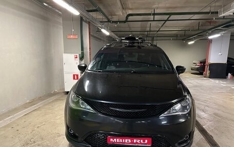 Chrysler Pacifica (RU), 2018 год, 4 000 000 рублей, 1 фотография