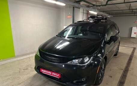 Chrysler Pacifica (RU), 2018 год, 4 000 000 рублей, 5 фотография