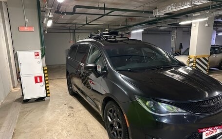 Chrysler Pacifica (RU), 2018 год, 4 000 000 рублей, 4 фотография