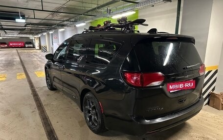 Chrysler Pacifica (RU), 2018 год, 4 000 000 рублей, 8 фотография