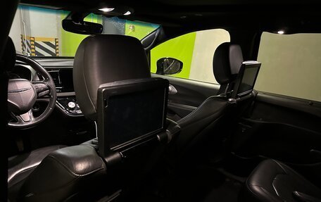 Chrysler Pacifica (RU), 2018 год, 4 000 000 рублей, 10 фотография