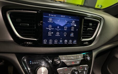 Chrysler Pacifica (RU), 2018 год, 4 000 000 рублей, 13 фотография