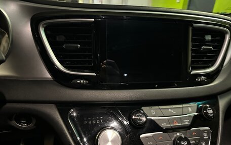 Chrysler Pacifica (RU), 2018 год, 4 000 000 рублей, 14 фотография