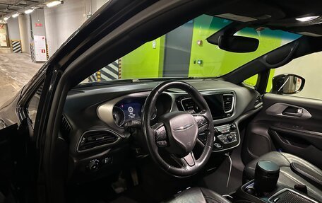 Chrysler Pacifica (RU), 2018 год, 4 000 000 рублей, 16 фотография